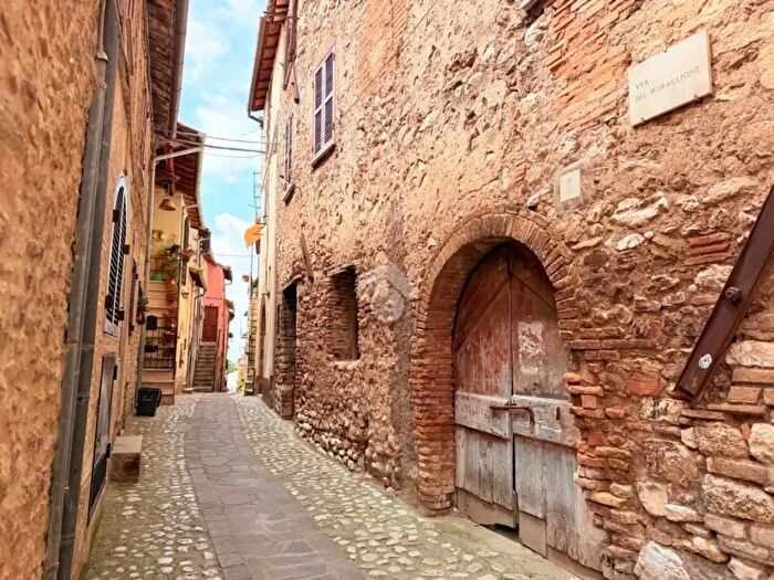 Appartamento quadrilocale in vendita in Via degli Archi, Torri In Sabina