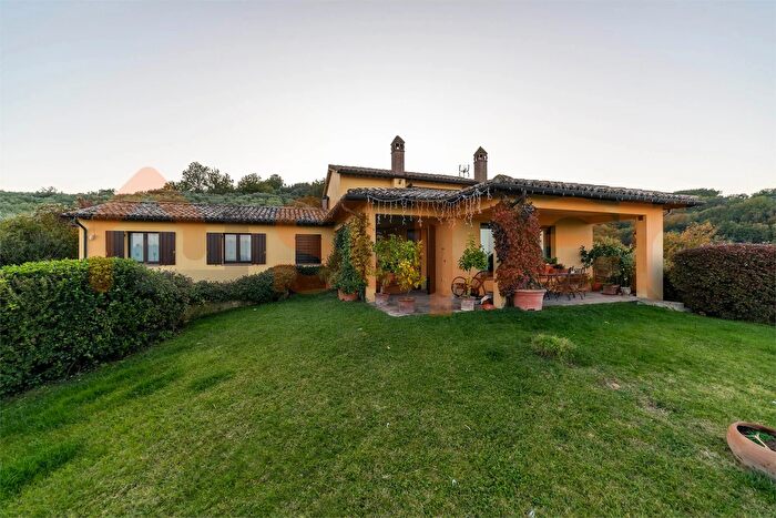 Casa con 6 locali in vendita in Cannara