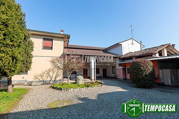 Casa con 6 locali in vendita in Via Dante Alighieri, Crespiatica