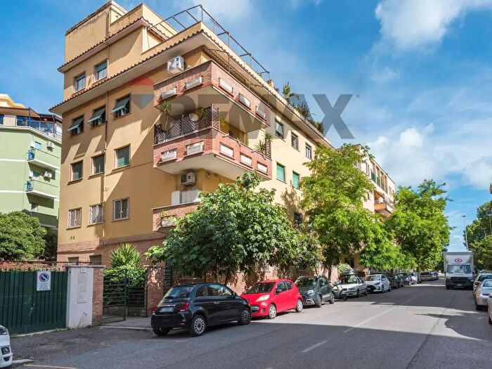 Appartamento trilocale in vendita in Via Sartena, Roma