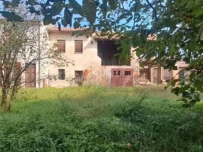 Casa con 7 locali in vendita in Tortona