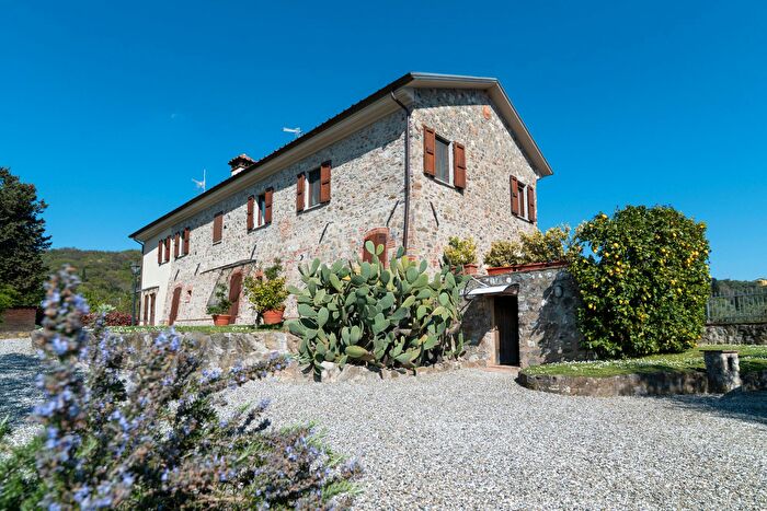 Casa con 8 locali in vendita in Sarzana