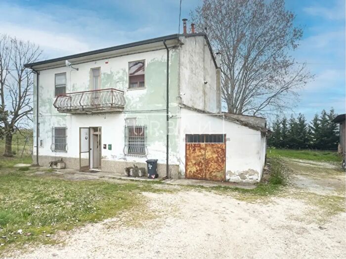 Casa con 10 locali in vendita in Via La Pittarona, Forli