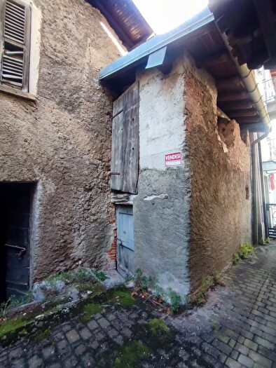 Casa bilocale in vendita in Via Orti Snc, Carlazzo