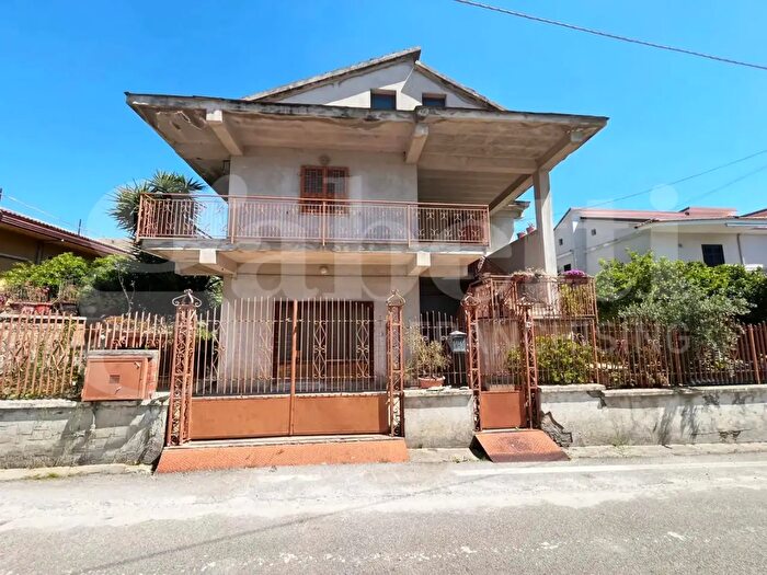 Casa con 7 locali in vendita in Via Vittorio Bachelet, Pignataro Maggiore