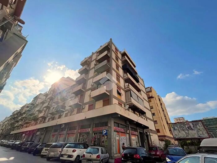 Appartamento quadrilocale in vendita in Via Ugo Falcando, Palermo