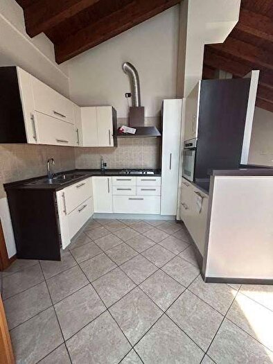 Appartamento trilocale in affitto in VIALE AGUGGIARI, Montello, Varese