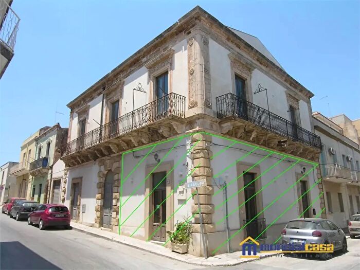 Casa con 8 locali in vendita in Via Solferino, Pachino