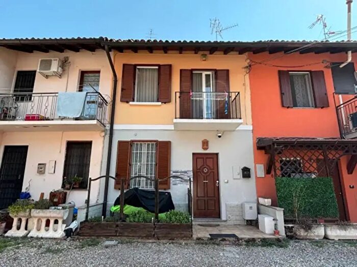 Casa trilocale in vendita in Via Giuseppe Garibaldi, Casorate Primo
