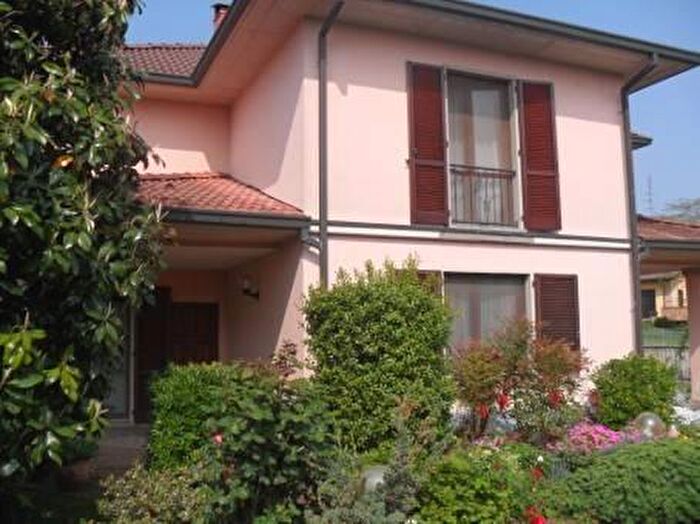Casa con 15 locali in vendita in Mezzanino