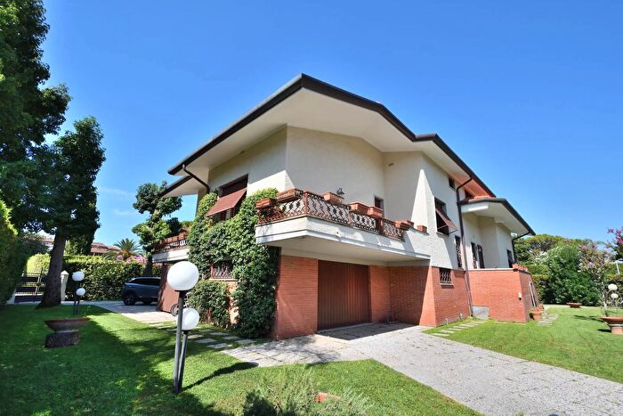 Casa con 10 locali in vendita in Roma Imperiale Forte dei Marmi Lucca, Forte Dei Marmi