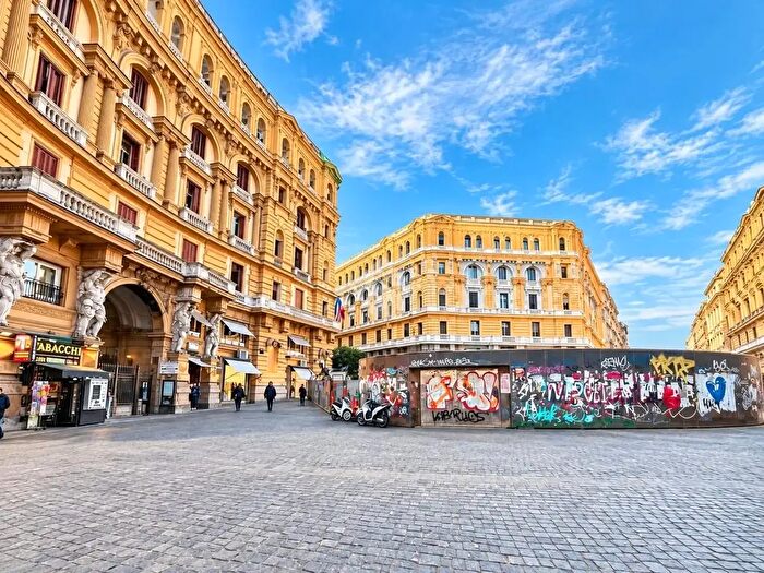 Appartamento quadrilocale in vendita in Via Duomo, Napoli