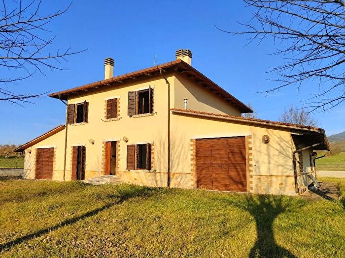 Casa con 6 locali in vendita in Alviano
