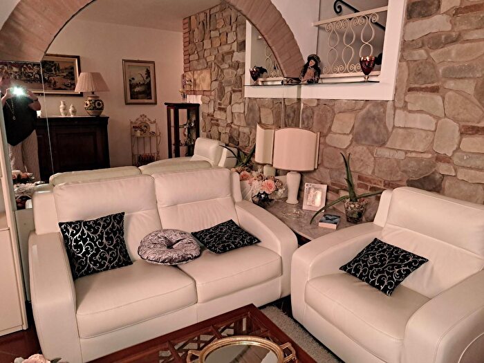 Casa con 7 locali in vendita in Terricciola