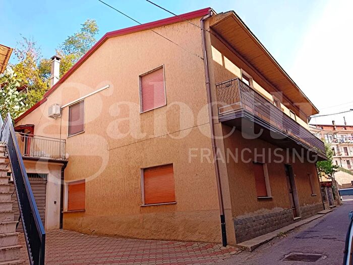 Appartamento con 5 locali in vendita in Via S Leo, Luzzi