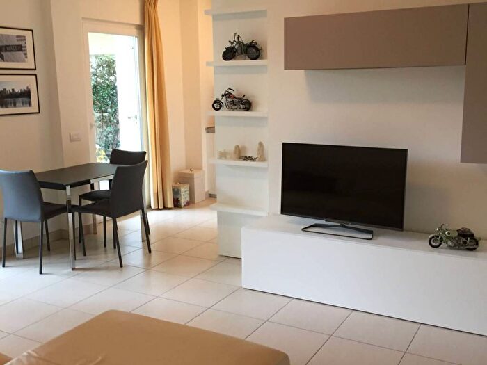 Appartamento trilocale in affitto in Via Giulio Belinzaghi, Farini, Milano