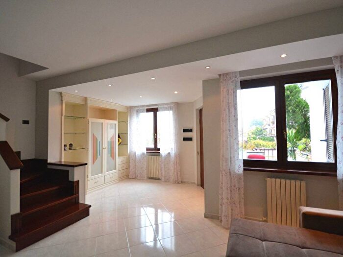 Casa con 6 locali in affitto in Viale Giovanni Falcone, Centro, Vibo Valentia