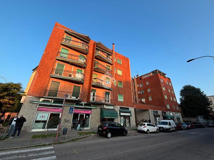 Appartamento trilocale in vendita in Via Lainate, Rho