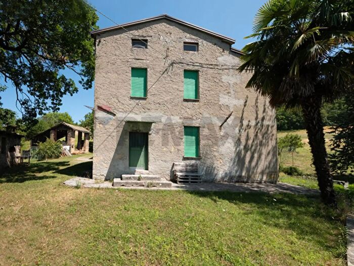 Casa con 10 locali in vendita in Varano De' Melegari