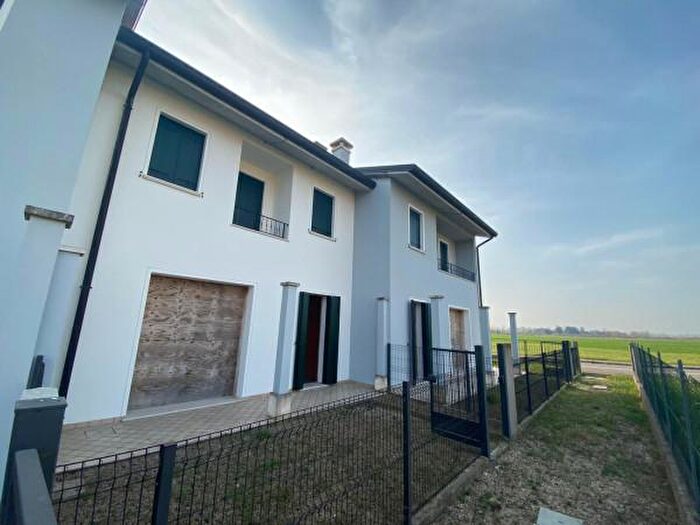 Casa con 6 locali in vendita in Via Novembre, Albettone