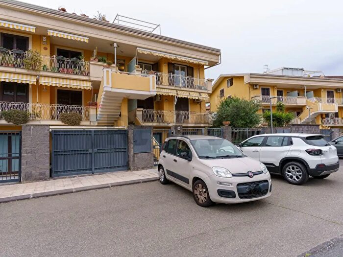 Appartamento con 6 locali in vendita in Via San Nullo m, Catania