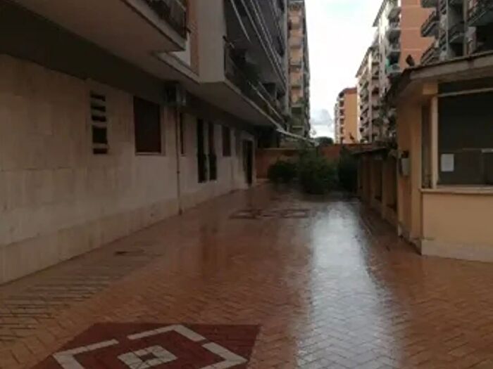 Appartamento trilocale in vendita in Via Lucio Calpurnio Bibulo, Roma