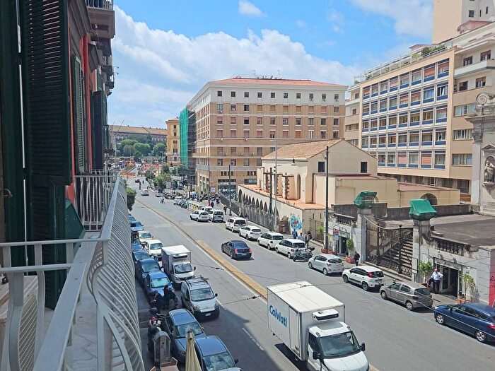 Appartamento con 6 locali in affitto in Via Medina, Porto Municipio, Napoli