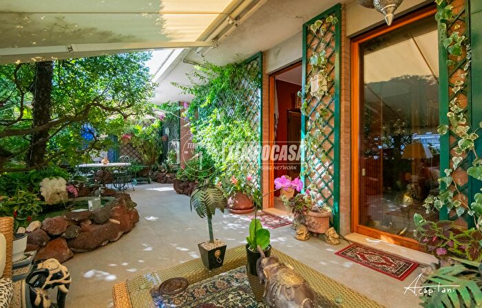 Appartamento con 6 locali in vendita in Via Emilia Est, Modena