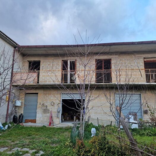 Casa con 8 locali in vendita in Via Cosma, Tocco Caudio