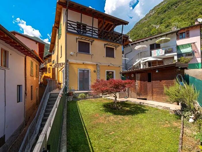 Casa quadrilocale in vendita in Via SantAntonio, Carlazzo