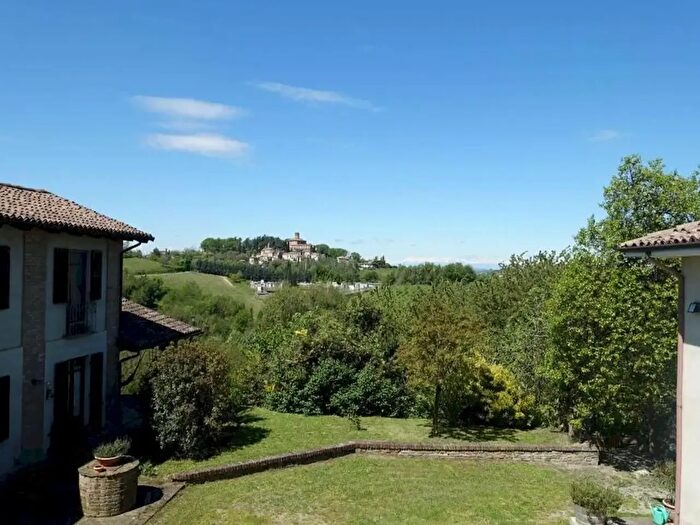 Casa con 11 locali in vendita in Frazione Bruciati, Calamandrana