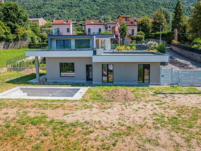 Casa quadrilocale in vendita in Via Perlino, Colico