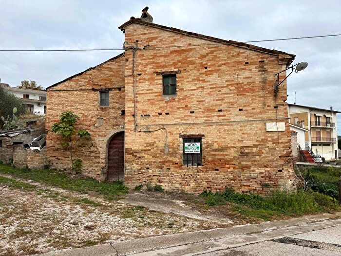 Casa con 6 locali in vendita in Via Carlo Crivelli, Monterubbiano