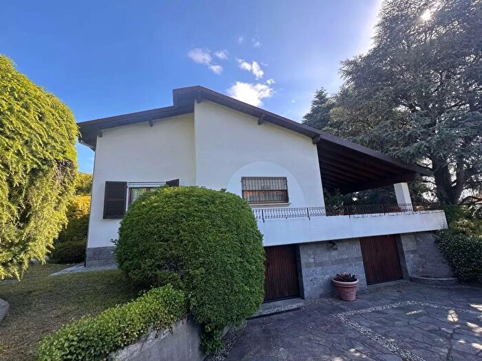 Casa quadrilocale in vendita in Via Albavilla, Erba