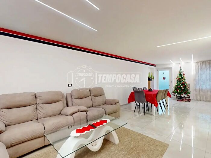 Casa con 6 locali in vendita in Bra