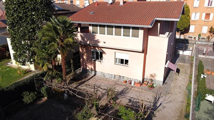 Casa con 7 locali in vendita in Via Genova, Legnano