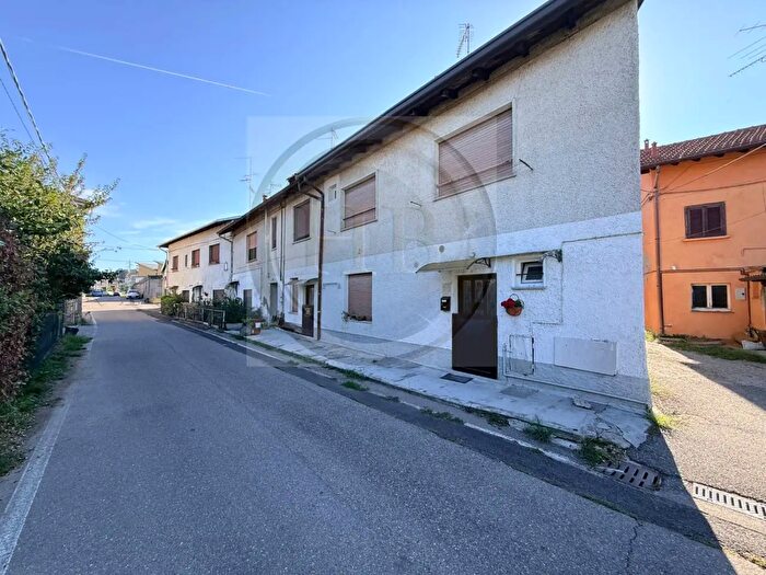 Appartamento bilocale in vendita in Via Bertolotti, Cavaria Con Premezzo