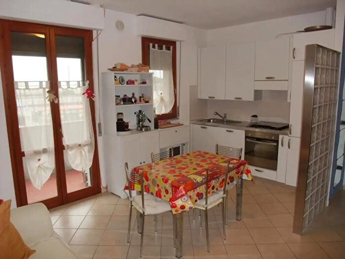 Appartamento trilocale in affitto in Ia Cesare Battisti, Cascina