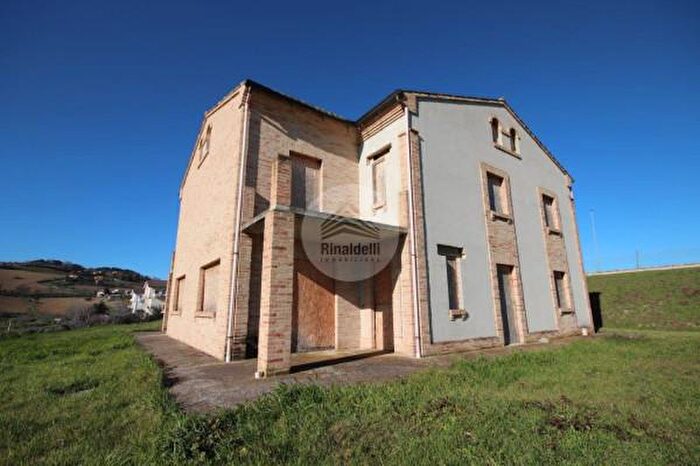 Casa con 6 locali in vendita in Strada Monti, Montegranaro