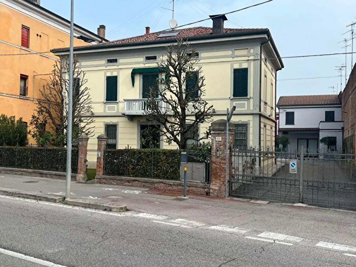 Casa con 10 locali in vendita in Ferrara