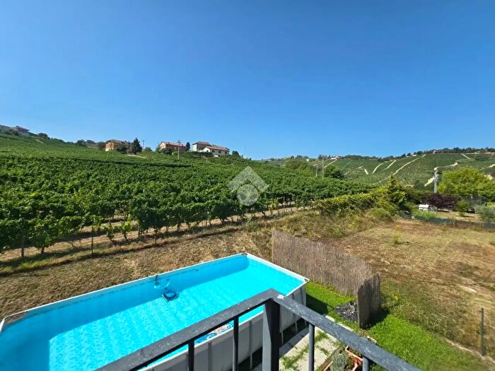 Casa con 5 locali in vendita in Strada Comunale Balbi, Castiglione Tinella