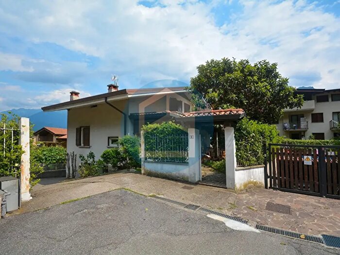 Casa con 8 locali in vendita in Via Donatori di Sangue, Piancogno