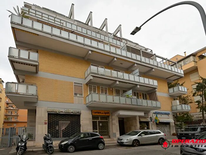 Appartamento con 8 locali in vendita in Via Pompeo Trogo, Roma