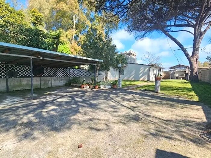 Casa quadrilocale in vendita in Strada Valmontorio, Latina