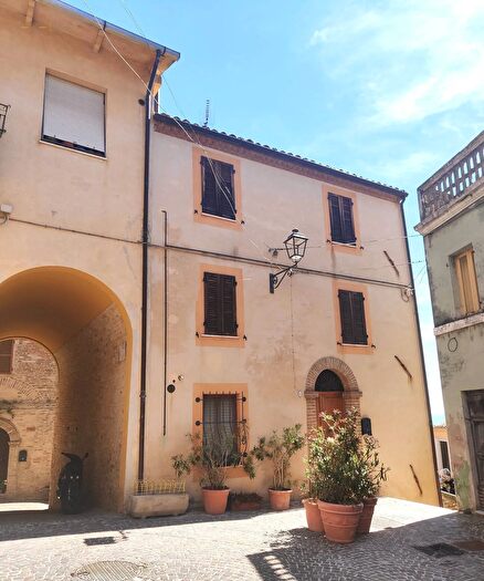 Casa con 10 locali in vendita in Via Cavour, Massignano