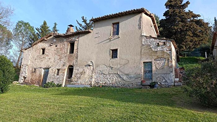 Casa con 5 locali in vendita in San Severino Marche