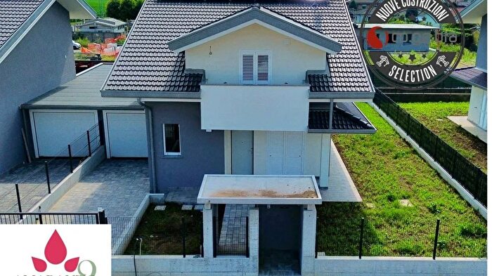 Casa quadrilocale in vendita in Via Monte Bianco Lazzate, Lazzate