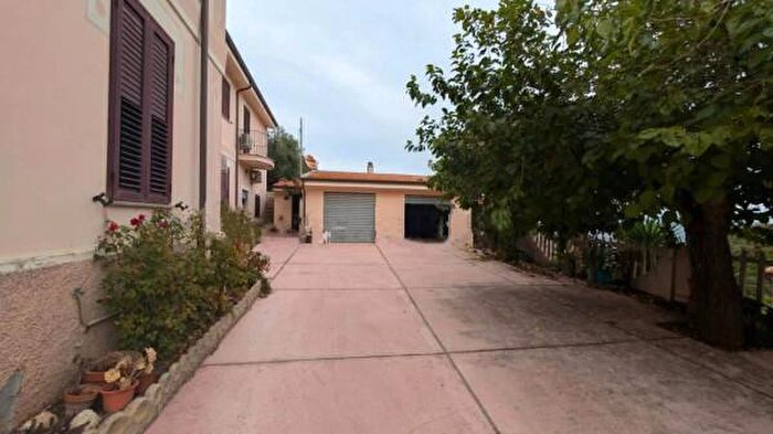 Casa con 6 locali in vendita in Via Vittorio Veneto, Illorai