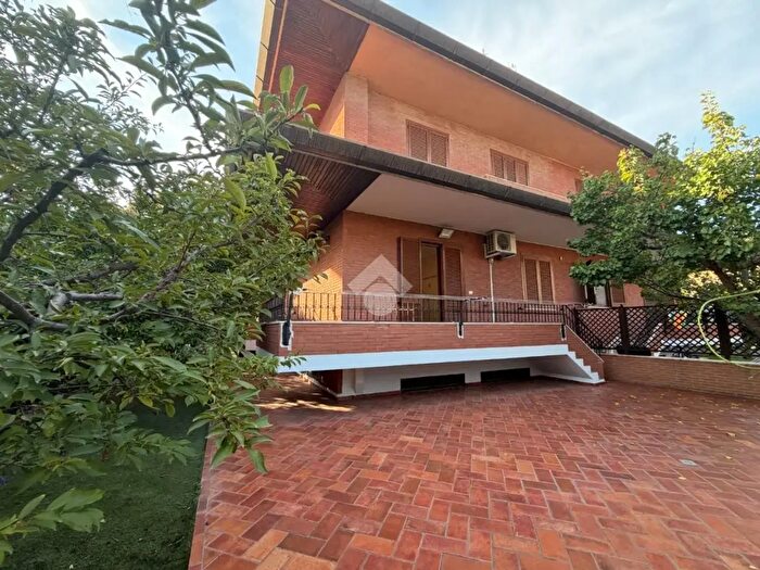 Casa con 7 locali in affitto in Via del Lido, Latina