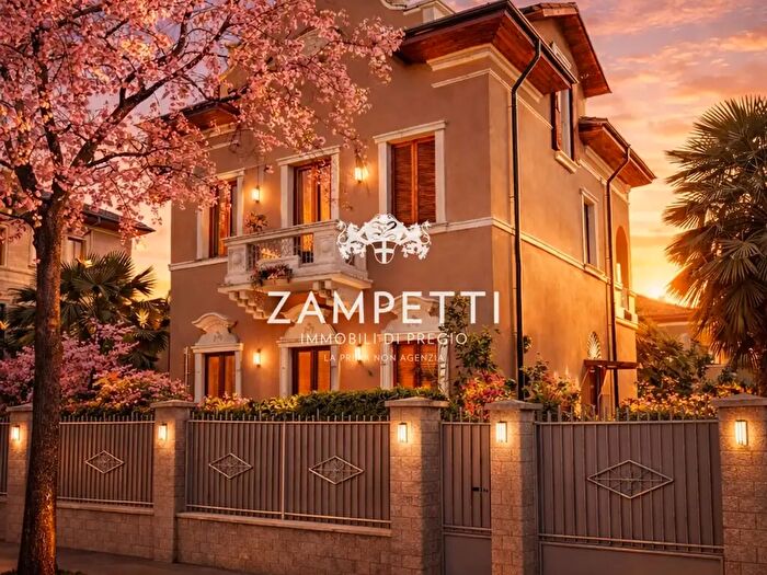 Casa con 8 locali in vendita in Viale Corsica, Milano